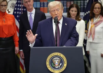 Biopharma climbs higher as 9 drugmakers ink ‘pandering’ drug price deals with Trump